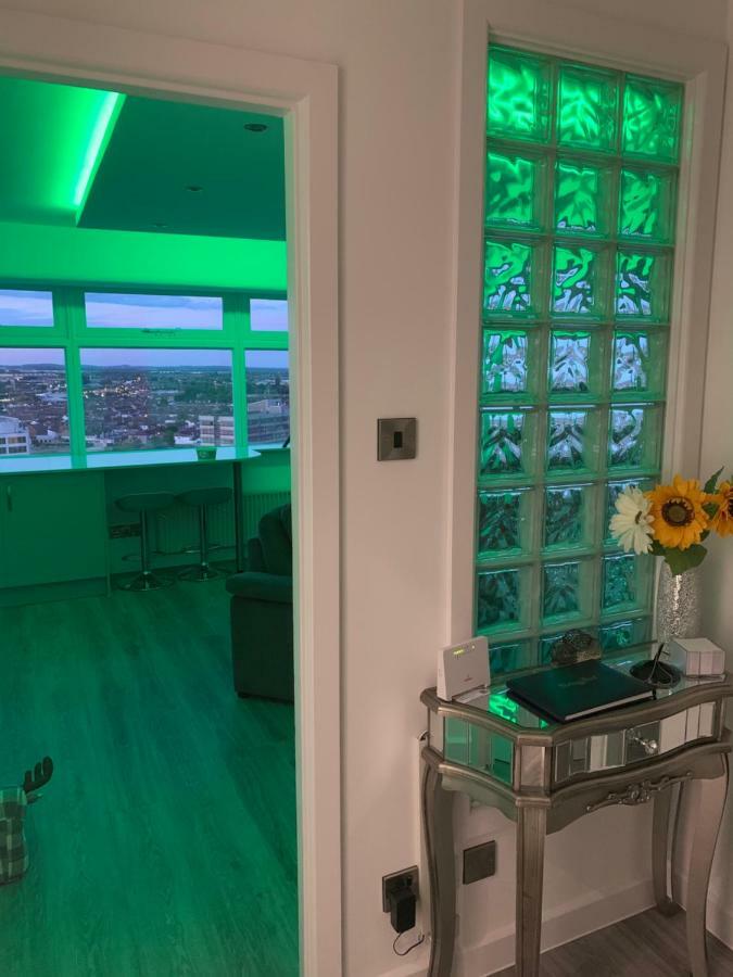 Luxury Panoramic Balcony Swindon Central Ngoại thất bức ảnh