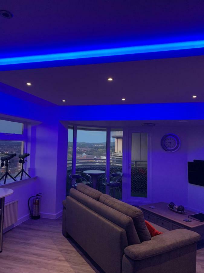 Luxury Panoramic Balcony Swindon Central Ngoại thất bức ảnh