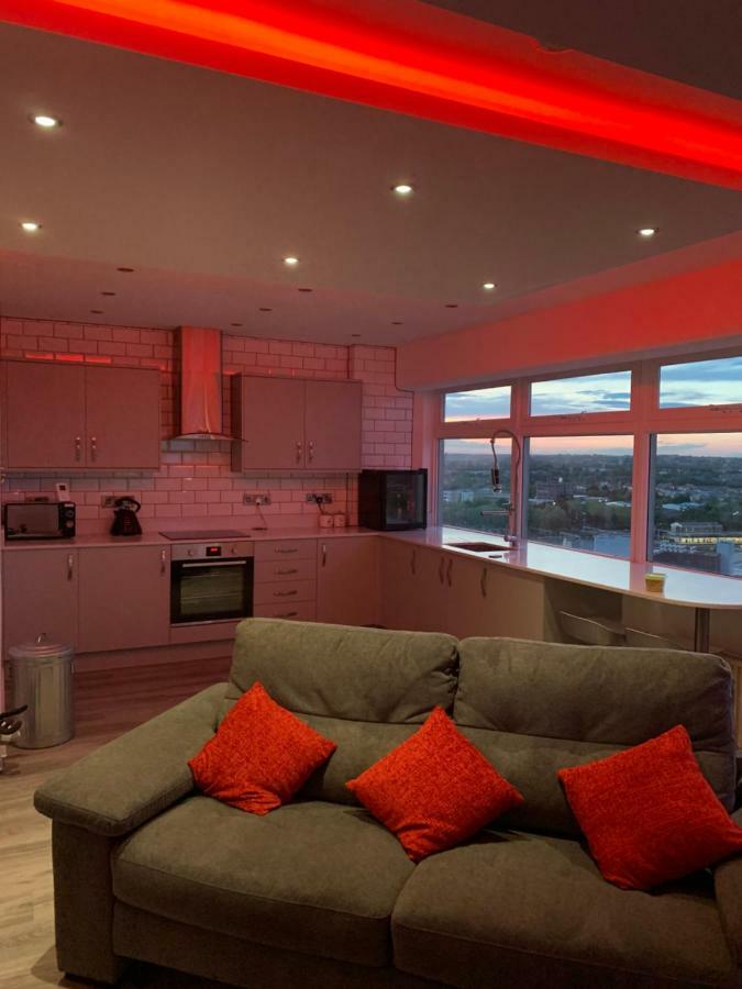Luxury Panoramic Balcony Swindon Central Ngoại thất bức ảnh